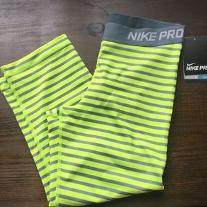 BNWT Women's Nike Pro Capri